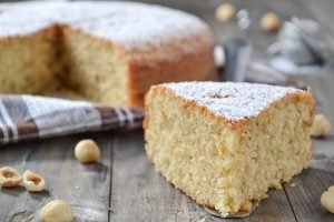 fetta di torta alle nocciole soffice con zucchero