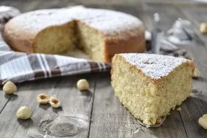 fetta di torta alle nocciole