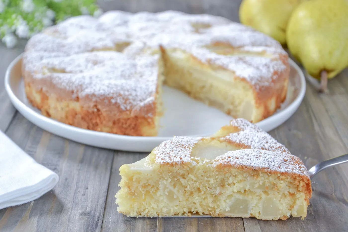 torta di pere soffice con zucchero a velo
