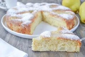fetta di torta di pere soffice con zucchero a velo