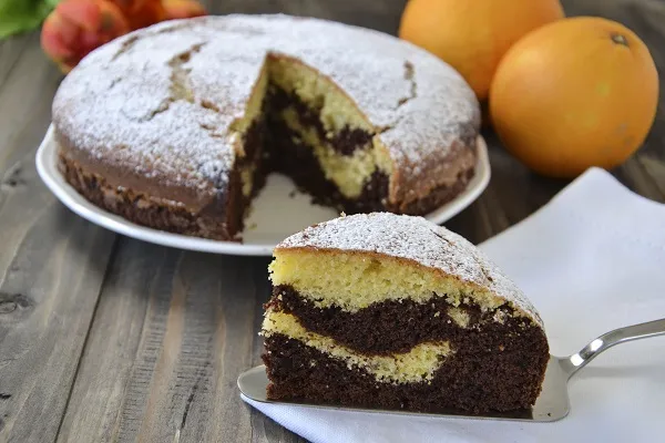 fetta di torta variegata all'arancia e cioccolato