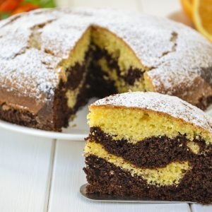 fetta di torta variegata all'arancia e cioccolato