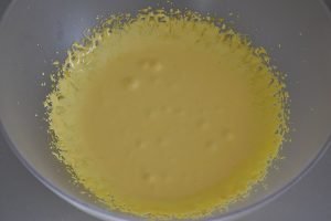 tuorli e zucchero per tronchetto di natale