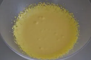 tuorli e zucchero per tronchetto di natale