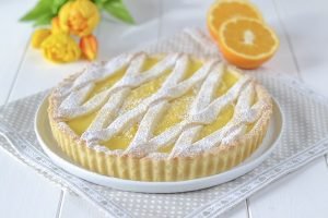 crostata con crema all'arancia sfornata