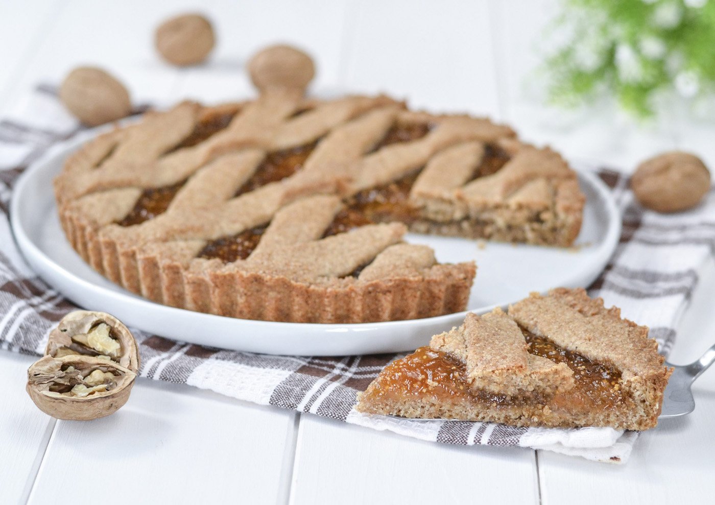 crostata con farina integrale sfornata
