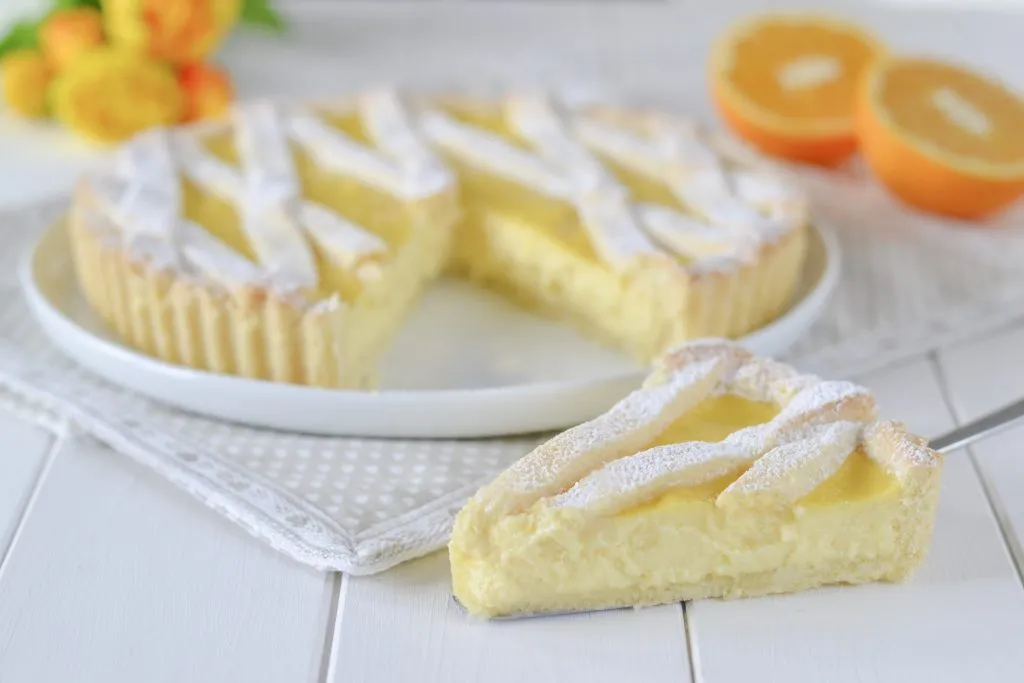 fetta di crostata con crema all'arancia