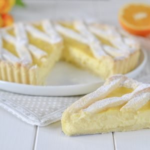 fetta di crostata con crema all'arancia