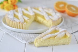fetta di crostata con crema all'arancia sfornata