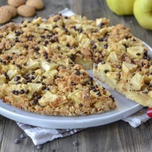 fetta di sbriciolata alle mele con gocce di cioccolato