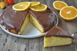 fetta di torta all'arancia con ganache al cioccolato fondente