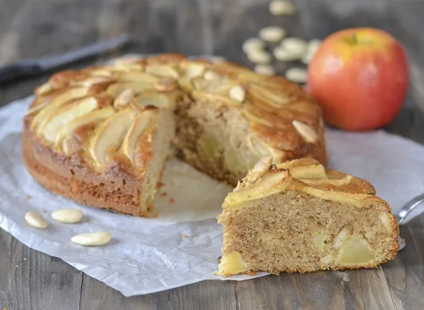 fetta di torta di mele con farina integrale