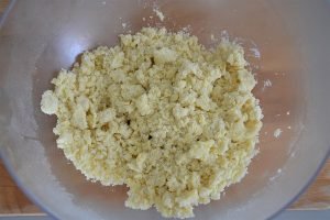 impasto della sbriciolata alle mele con gocce di cioccolato