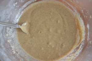 impasto della torta di mele con farina integrale