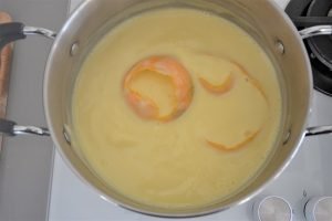 preparazione della crostata con crema all'arancia