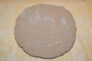 preparazione della crostata con farina integrale