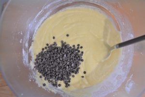 preparazione dei muffin con gocce di cioccolato