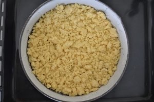 sbriciolata alle mele con gocce di cioccolato da infornare