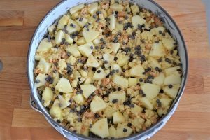 sbriciolata alle mele con gocce di cioccolato nello stampo