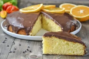 fetta di torta all'arancia con ganache al cioccolato