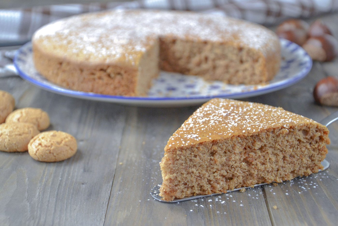 torta di castagne e amaretti con zucchero a velo