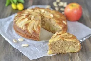 fetta di torta di mele con farina integrale con mandorle