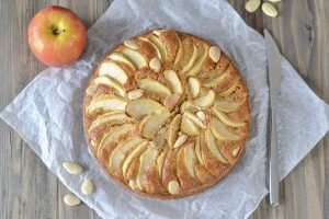 Torta di mele con farina integrale appena sfornata
