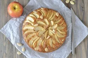 Torta di mele con farina integrale appena sfornata