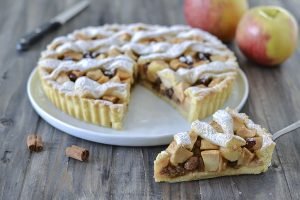 fetta di crostata di mele con zucchero