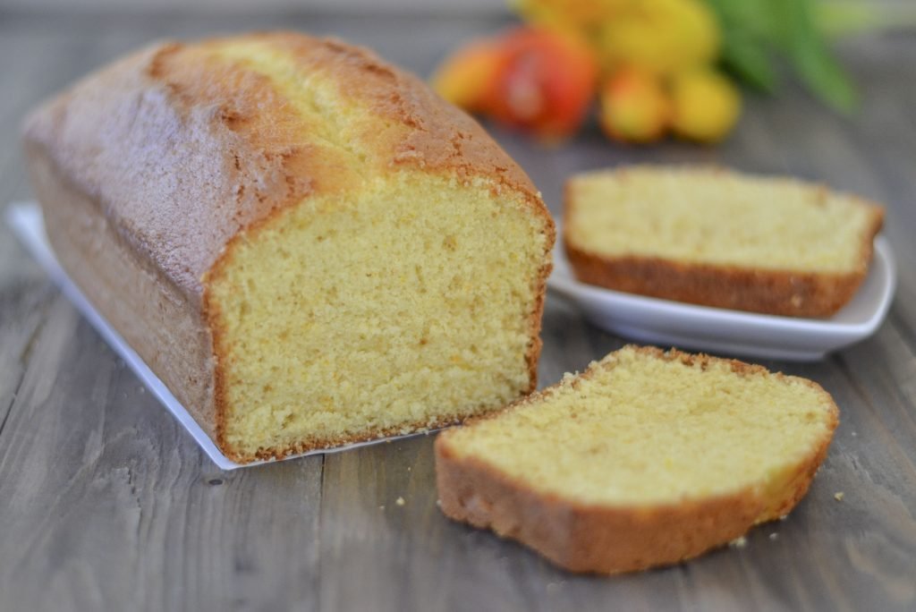 plumcake all'arancia servito