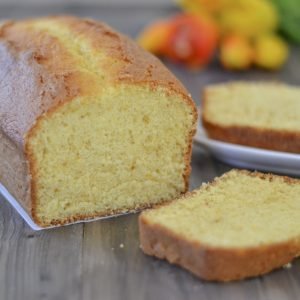 plumcake all'arancia servito