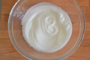 preparazione della torta con farina integrale