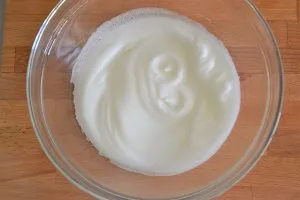 preparazione della torta con farina integrale