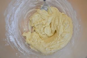 preparazione della torta di kiwi