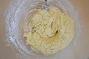 preparazione della torta di kiwi