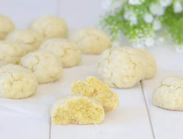 biscotti morbidi al limone sfornati con zucchero a velo