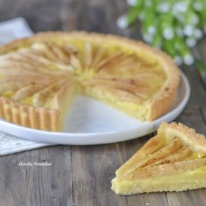 crostata di pere e crema e zenzero sfornata