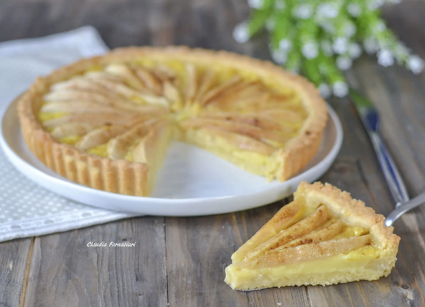 crostata di pere e crema e zenzero sfornata