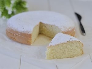 fetta di torta di albumi con zucchero