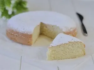 fetta di torta di albumi con zucchero
