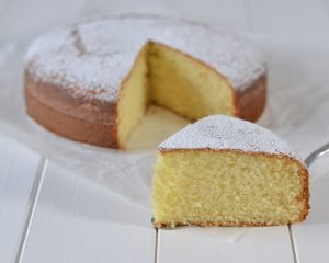fetta di torta al cioccolato bianco con zucchero