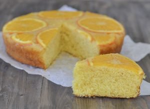 fetta di torta rovesciata all'arancia sfornata