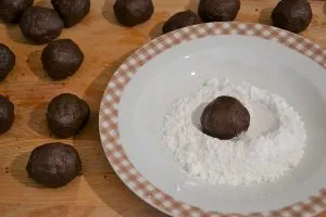 preparazione dei biscotti morbidi al cioccolato