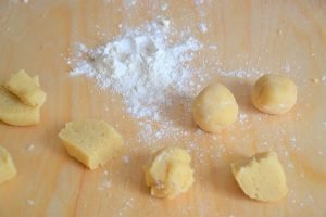 preparazione dei biscotti alle nocciole