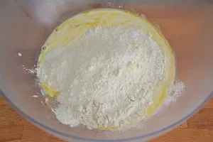 preparazione dei muffin con uvetta