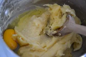 preparazione delle sfince di san giuseppe con uova