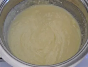 preparazione della torta al cioccolato bianco