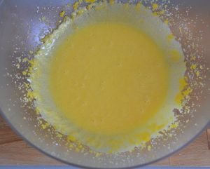 preparazione della torta mimosa al cioccolato