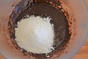 preparazione della torta pere e cioccolato