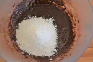 preparazione della torta pere e cioccolato